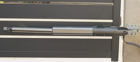 Μοτέρ ανοιγόμενης αυλόπορτας